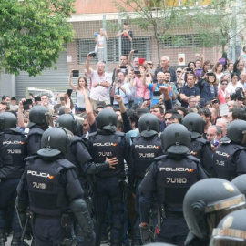 Agentes de la Policía Nacional durante las cargas del 1-O en Catalunya. / EP-Archivo