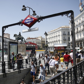 Varias personas salen de la boca del metro de la estación de Sol. E.P./Eduardo Parra