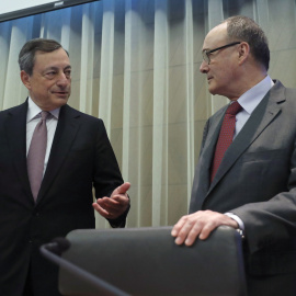 El presidente del BCE, Mario Draghi, conversa con el gobernador del Banco de España, Luis M. Linde,  antes de la clausura de la primera sesión de la I Conferencia de Estabilidad Financiera,  en el Banco de España de Madrid. EFE/JUAN CARLOS HIDALGO