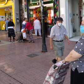 La cuarta parte de la población supera los 65 años en el barrio zaragozano de Delicias, donde otros 25.000 vecinos no alcanzan los 25 / Eduardo Bayona