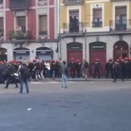 La Ertzaintza carga contra los antifascistas concentrados contra el mitin de Vox en Bilbao | EP