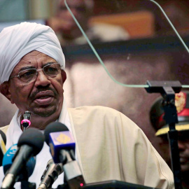 Fotografía de archivo de Omar al Bashir dirigiéndose al Parlamento de Jartum en 2015. /EFE