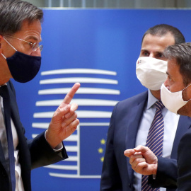 El primer ministro de los Países Bajos, Mark Rutte, conversa con el primer ministro de Luxemburgo, Xavier Bettel, durante la cumbre de la UE.- AFP