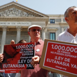 Change.org entrega en el Congreso más de un millón de firmas para solicitar que se despenalice la eutanasia en España. EFE/Emilio Naranjo/Archivo