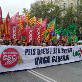 Una manifestació encapçalada per membres de la Intersindical-CSC i la IAC.