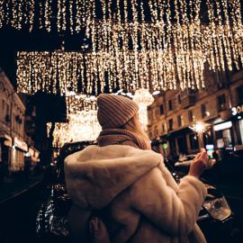 Una mujer observa las luces navideñas que iluminan las calles.- Pixabay