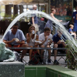 Unos turistas descansan en la plaza de Las Ranas, en Las Palmas, durante la reciente ola de calor registrada en Canarias. EFE/Elvira Urquijo A.