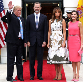 El presidente de EEUU, Donald Trump, y su esposa Melania Trump reciben a los reyes Felipe VI y Letizia en la Casa Blanca, en Washington. REUTERS/Jonathan Ernst