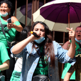 Activistes de la PAH a la porta d'un habitatge de l'Hospitalet de Llobregat per evitar un desnonament el 18 de juny del 2020. ACN/Miquel Codolar