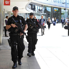 Dos policías británicos patrullan el centro de Manchester. | EFE