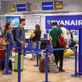 Mostradores de facturación de la compañía aérea Ryanair en el aeropuerto Madrid-Barajas. EFE/Emilio Naranjo/Archivo