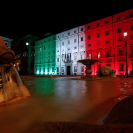 El Palacio Chigi, en el centro de Roma, la sede de la Presidencia del Gobierno italiano, iluminada con los colores de la bandera del país trasalpino. REUTERS/Remo Casilli