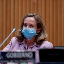 La vicepresidenta de Asuntos Económicos, Nadia Calviño, con mascarilla antes de iniciar su comparecencia en el Congreso de los Diputados. EFE/Pool