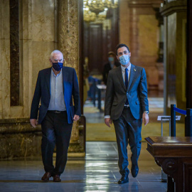 El líder del grup municipal d'ERC a Barcelona, Ernest Maragall, i el president del Parlament, Roger Torrent, al Parlament de Catalunya moments abans de comparèixer en una roda de premsa per valorar l'espionatge polític del qual han estat víctimes. ERC