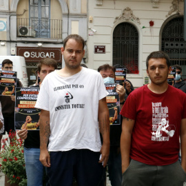 El raper lleidatà Pablo Rivadulla, conegut artísticament com a Pablo Hasel, en primer terme a l'esquerra, després d'una roda de premsa a Lleida acompanyat d'una quinzena de persones. ACN/Laura Cortés