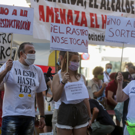 Comerciantes de El Rastro madrileño sostienen pancartas durante la manifestación en la Plaza del Cascorro.- EP