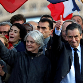 Francois Fillon acompañado por su mujer, Penelope. - REUTERS