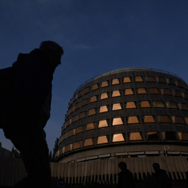 Varias personas caminan frente a la sede del Tribunal Constitucional el día que se celebra el Pleno extraordinario del Tribunal Constitucional (TC), a 19 de diciembre de 2022, en Madrid (España). -Fernando Sánchez / Europa Press