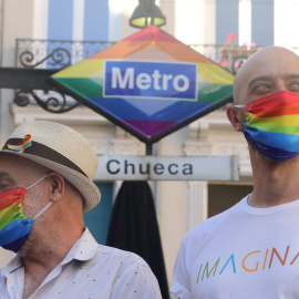 Representantes de asociaciones LGTBI, en el Metro de Chueca, con mascarillas arcoiris. / EUROPA PRESS - Marta Fernández