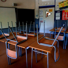 Vista de un aula vacía de la Escola l'Estel de Barcelona. EFE/Quique García/Archivo