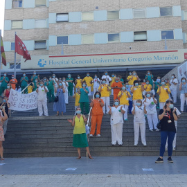 Limpiadoras del Gregorio Marañón durante una concentración en contra de la privatización del servicio de limpieza./ Público