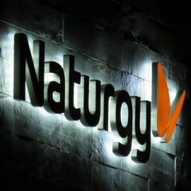 El logo de Naturgy, en su sede de Madrid, por la noche. E.P.