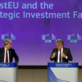 El comisario de Mercado Interior, Thierry Breton (d.), y el de Asuntos Económicos, Paolo Gentiloni (i.), presentan en rueda de prensa las propuestas de la Comisión Europea para ayudar a las empresas estratégicas de la UE. REUTERS/Olivier Matthys/Pool