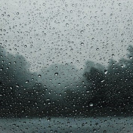 Gotas de lluvia sobre un cristal. Imagen de archivo / Pixabay.