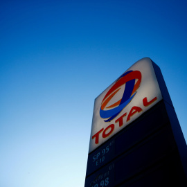 El logo de la empresa francesa de hidrocarburos Total en una gasolinera de París. REUTERS/Gonzalo Fuentes