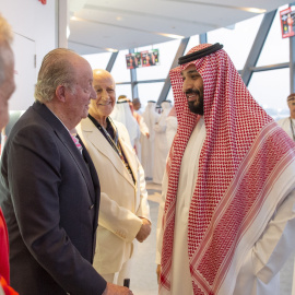 Foto distribuida por la Corte Real de Arabia Saudí del encuentro del rey Juan Carlos I con el príncipe heredero Mohammad Bin Salman, durante el Gran Premio de Fórmula 1 de Abu Dabi 2018. EFE / EPA / BANDAR ALGALOUD / SAUDI ROYAL COURT