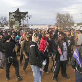  Varios asistentes la pasada semana en el recinto donde se celebró la fiesta 'rave' de La Peza (Granada. EFE/ Pepe Torres