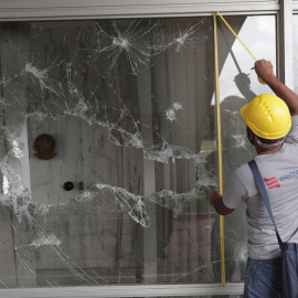  Un trabajador toma medidas hoy en una ventana para el reemplazo de los vidrios destrozados en el Palacio de Planalto, luego de que manifestantes bolsonaristas se tomaran en la víspera la Plaza de los Tres Poderes para invadir los edificios gubernamental