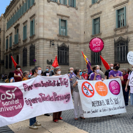 Manifestants de marea blanca en defensa de la sanitat pública a la plaça de Sant Jaume de Barcelona, el 20 de juny del 2020. ACN/ Cedida per Alba Legide.