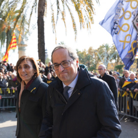 Torra, al costat de la seva dona, Carola Miró, abans d'entrar al TSJC. EUROPA PRESS / PAU VENTEO