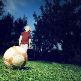 Niño jugando al fútbol. / PIXABAY