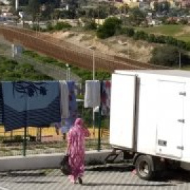 Los camiones de un cementerio, cobijo de las marroquíes varadas en Melilla