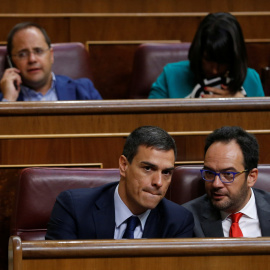 El secretario general del PSOE, Pedro Sanchez, conversa con el portavoz del Grupo Socialista, Antonio Hernando; destrás de ellos, el secretario de Organización del partido, César Luena. REUTERS/Andrea Comas