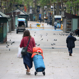 La Rambla, buida en aquest Sant Jordi confinat. ACN / PAU CORTINA