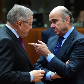 El director del Mecanismo de Estabilidad Europeo (MEDE),  Klaus Regling, conversa con el ministro de Economía, Luis de Guindos, antes del comienzo de una reunión de Ecofin en  Bruselas. AFP/Emmanuel Dunand