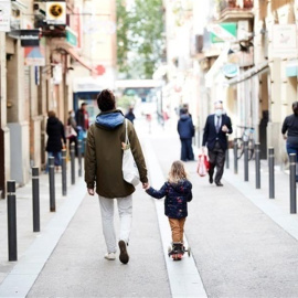 Los niños podrán salir a pasear desde este domingo, pero no jugar en los parques. / ALEJANDRO GARCÍA (EFE)