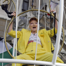  La diseñadora y empresaria británica Dame Vivienne Westwood cuelga en una jaula de pájaros de tres metros de altura fuera del Old Bailey para protestar contra la extradición estadounidense del fundador de Wikileaks, Julian Assange. en una imagen de a