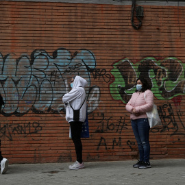 Personas  haciendo cola para recibir alimentos donados por voluntarios de la asociación Vecinos Parque Aluche, en Madrid, durante el estado de alarma por la pandemia del coronavirus. REUTERS / Susana Vera