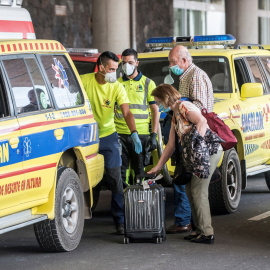 Dos viajeros reciben asistencia de los servicios de emergencias tras desembarcar en Lanzarote. / EFE