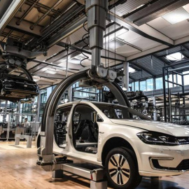 Vista de la línea de producción en una fabrica de Volkswagen. EFE/Archivo