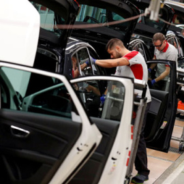 Trabajadores en una fábrica de coches. / REUTERS