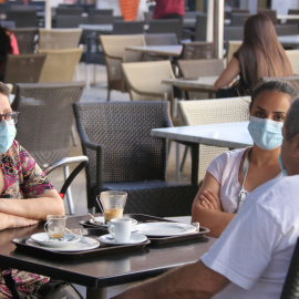 Uns clients d'un bar de Figueres prenent un cafè amb la mascareta. Gerard Vilà | ACN