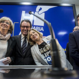 El expresidente Artur Mas flanqueado por la exvicepresidenta Joana Ortega, a la derecha, y la exconsellera de Enseñanza Irene Rigau, a la izquierda de la imagen. Al lado, el president Puigdemont. | QUIQUE GARCÍA (EFE)