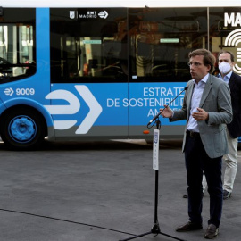 El alcalde de Madrid, José Luis Martínez-Almeida (2d), y el delegado de Medio Ambiente y Movilidad, Borja Carabante (d), visitan el Centro de Operaciones de la EMT en Carabanchel para conocer los dos modelos de autobuses eléctricos que acaba de comprar