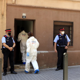 Agents de la Policia Científica dels Mossos d'Esquadra entrant a l'edifici del domicili d'Esplugues de Llobregat on han assassinat una dona, en un presumpte cas de violència masclista. ACN