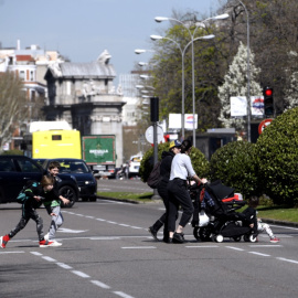 Dos madres pasean con sus hijos frente al Parque del Retiro. Europa Press / Archivo